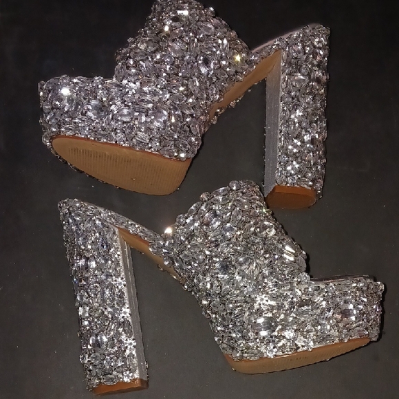 Elegant Silver Women's Heels - Picture 7 of 9